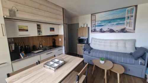 un salon avec un canapé et une table dans l'établissement Appartement seignosse le penon, à Seignosse