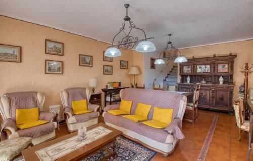 Ruang duduk di 2 Bedroom Gorgeous Home In Stresa