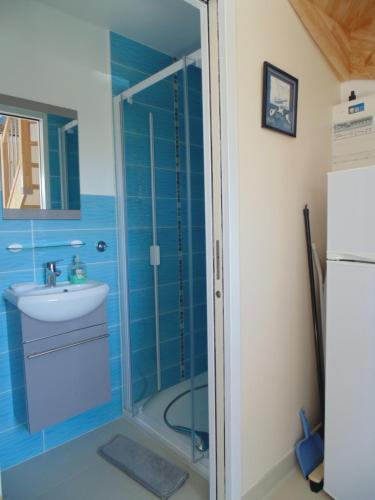 une salle de bain avec une douche en verre et un lavabo dans l'établissement Monteval, à Saint-Malo