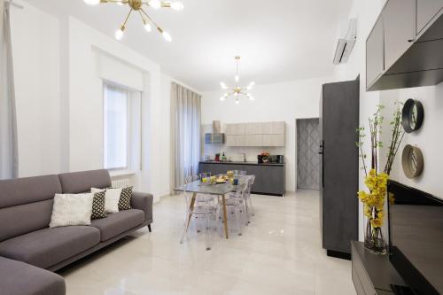 una sala de estar con un sofá y una mesa en Genoa Lux Apartments with parking, en Génova