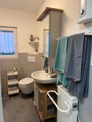 Ένα μπάνιο στο Möblierte Wohnung Petra