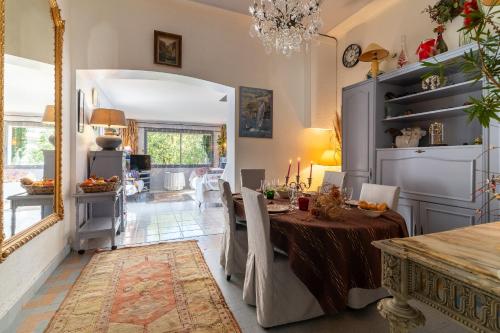 une cuisine et une salle à manger avec une table et des chaises dans l'établissement MAISON DE CHARME PRES de la MER CLIMATISEE, à Saint-Cyr-sur-Mer