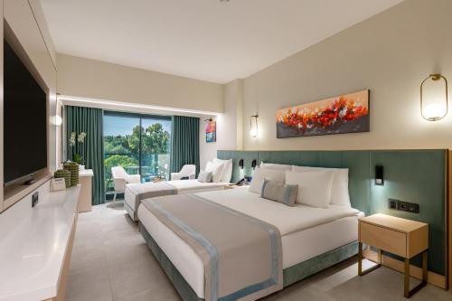 Postel nebo postele na pokoji v ubytování Bergiz Hotels & Resorts Kemer