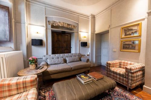 a living room with a couch and a table at Villa Riflessi di Fiesole - Piscina - Vista Firenze in Fiesole