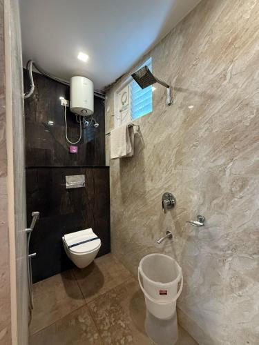 a bathroom with a toilet and a sink at Arudra Residency in Tiruvannāmalai