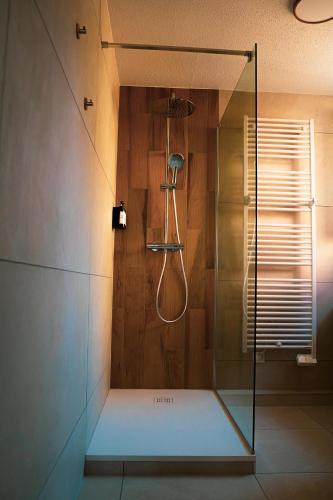 Ένα μπάνιο στο Nuit romantique, Suite avec jacuzzi et cinéma privé au design Japandi