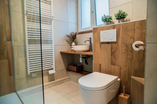 Ένα μπάνιο στο Nuit romantique, Suite avec jacuzzi et cinéma privé au design Japandi