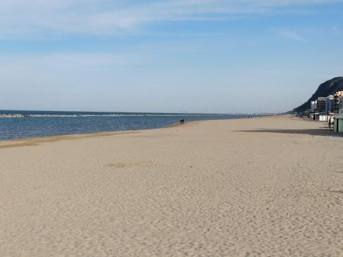 a sandy beach with the ocean in the background at Bea&Berto - B&B - in Trebbiantico