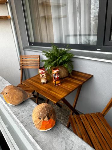 a small table with a plant and a chair on a porch at Bali byt s parkovacím místem v centru města in České Budějovice