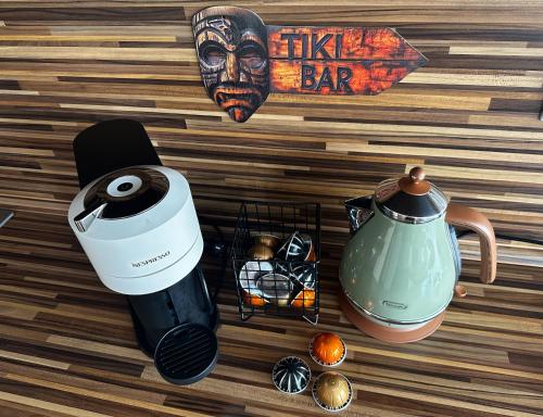 a blender and a tea kettle on a table at Bali byt s parkovacím místem v centru města in České Budějovice