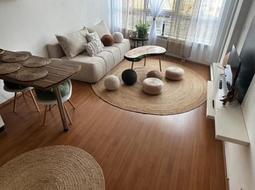 a living room with a couch and a table at Bali byt s parkovacím místem v centru města in České Budějovice