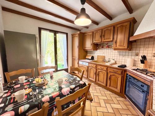 Kuchyň nebo kuchyňský kout v ubytování La Baraque de Papi - Private garden