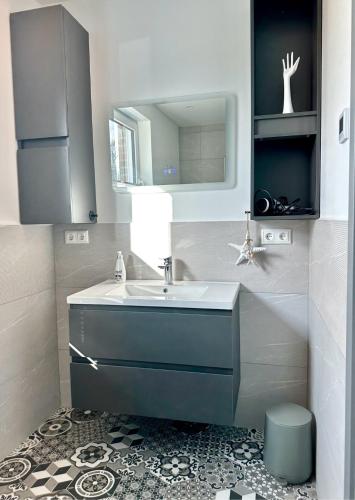 a bathroom with a sink and a mirror at 3500 Weitblick über das Land in Grönwohldshorst