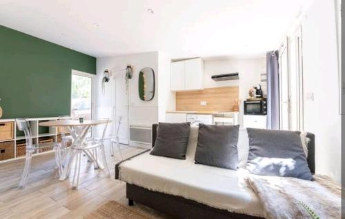 un salon avec un canapé et une cuisine dans l'établissement BBQ-terrasse Ombragée-proche hypercentre, à Toulon