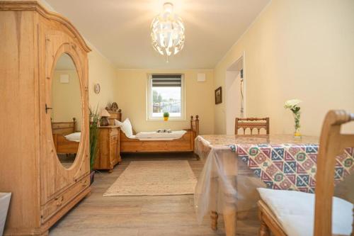 une chambre avec un lit et un grand miroir dans l'établissement Hafenkoje Ferienhaus Vareler Hafen, à Varel