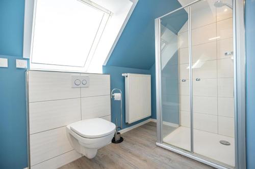 une salle de bain avec toilettes et douche dans l'établissement Hafenkoje Ferienhaus Vareler Hafen, à Varel