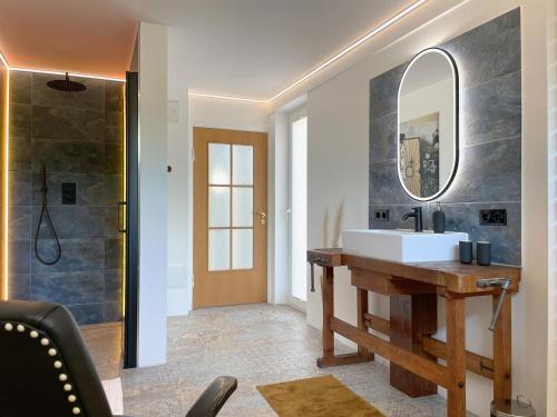 a bathroom with a sink and a mirror at Das Melkmanns in Garding