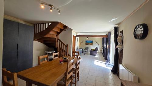 une cuisine avec une table en bois et une salle à manger dans l'établissement La Ferme de L'Etang, à Trélévern