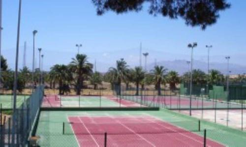 kort tenisowy z dwoma kortami tenisowymi w obiekcie Puerto Rey Apartamento 150m playa w mieście Los Amarguillos