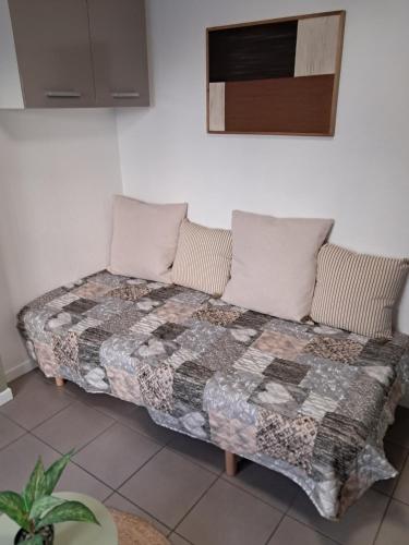 - un canapé dans le salon doté d'une couette dans l'établissement STUDIO 1 personne dans le centre historique, au Puy-en-Velay