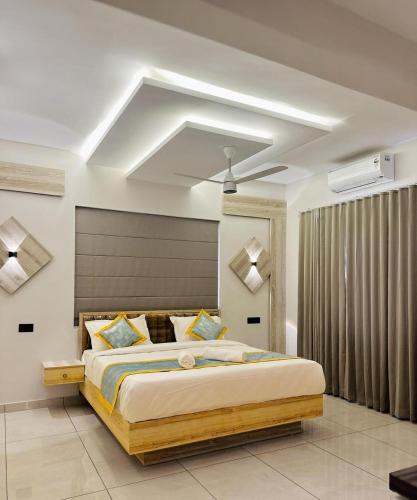 a bedroom with a large bed in a room at Kasaragod Bekal Fort Residency in Kāsaragod
