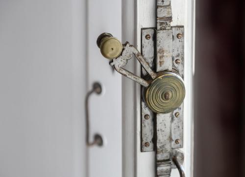 an open door with a lock on it at La Dimora dei Pumi Verdi in Manduria