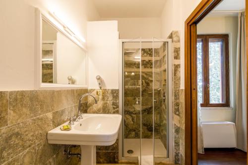 a bathroom with a sink and a shower at Villa Lecchi Hotel Wellness in Colle Val D'Elsa