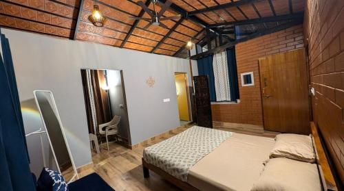 Postel nebo postele na pokoji v ubytování Eeshaavasya Homestay