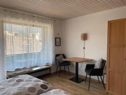 Postel nebo postele na pokoji v ubytování Hindelang Hideaway, Newly Renovated, Southern Balconies, Central Location