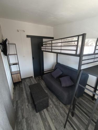 Cette petite chambre comprend des lits superposés. dans l'établissement Maison La Tranche sur Mer - 500m de la plage - 4-5 personnes, à La Tranche-sur-Mer