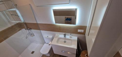 Koupelna v ubytování Chalet Athos, Ferienwohnung mit Pool,Dachterasse, Meer und Bergblick in San Juan de los Terreros