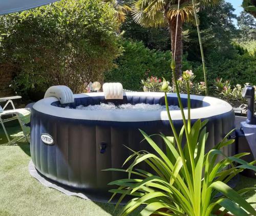 wanna z hydromasażem w ogrodzie z fontanną w obiekcie Villa Lila - Sarlat Centre piscine et jacuzzi w mieście Sarlat-la-Canéda