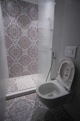 Ένα μπάνιο στο Atola Outhouse Resort