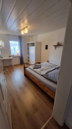 Un dormitorio con una cama grande en una habitación. en Sophies Ferienwohnung - Urlaub im Alten Land mit bis zu 6 Personen, en Jork