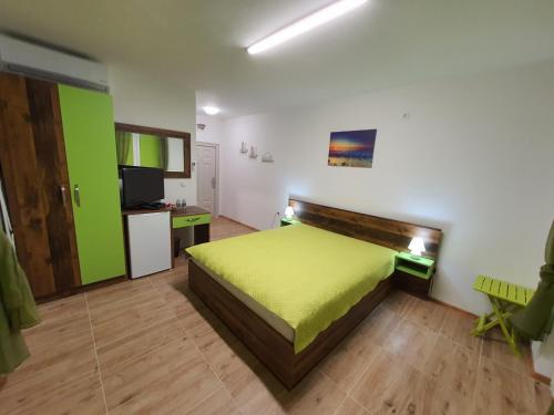 Ένα ή περισσότερα κρεβάτια σε δωμάτιο στο Neptun-Green