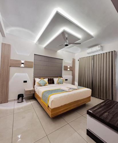 a bedroom with a large bed in a room at Kasaragod Bekal Fort Residency in Kāsaragod