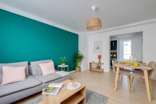 un salon avec un canapé et une table dans l'établissement L'éclat des 5 Avenues, à Marseille