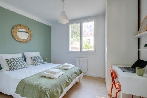 une chambre blanche avec un lit et une fenêtre dans l'établissement L'éclat des 5 Avenues, à Marseille