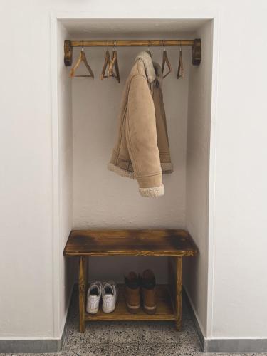 a small closet with a wooden bench and shoes at Dimora Pinto in Locorotondo