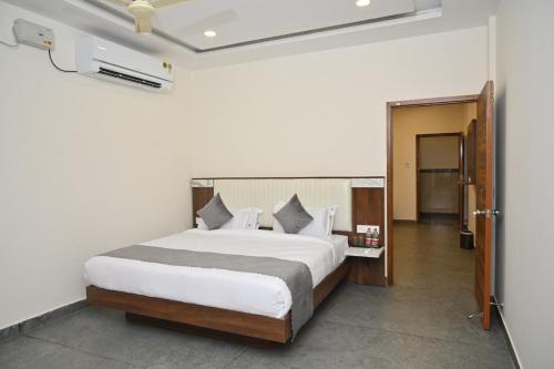 Postel nebo postele na pokoji v ubytování Hotel Shri Devi Comforts Inn