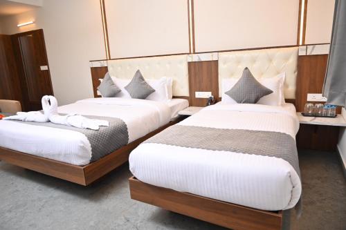 Postel nebo postele na pokoji v ubytování Hotel Shri Devi Comforts Inn