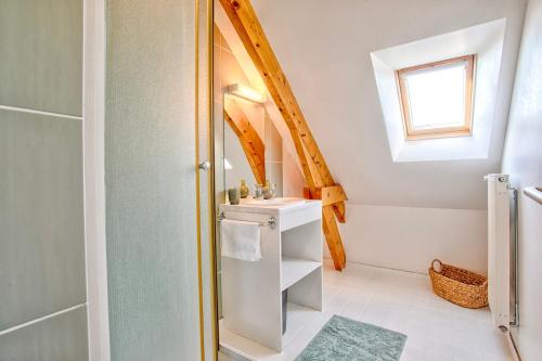 un baño con lavabo y ducha en Gîte La Ligne Bleue front de mer et vue sur une Tour Vauban, en Saint-Vaast-la-Hougue