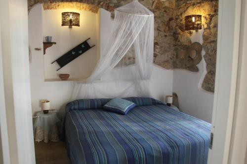 Un dormitorio pequeño con una cama en una habitación. en Belvedere, en Marciana Marina