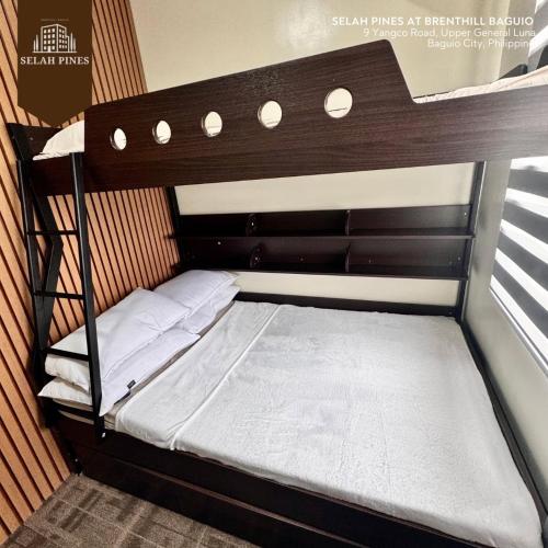 Postel nebo postele na pokoji v ubytování Selah Pines at Brenthill Baguio