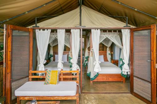 a bedroom with two beds in a tent at Naara Eco Lodge & Spa in Chidenguele