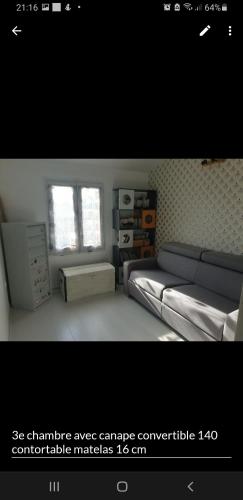 une chambre avec un lit et une table dedans dans l'établissement Très belle villa a 100M de la plage, piscine , jacuzzi, terrasse en composite, à Sausset-les-Pins