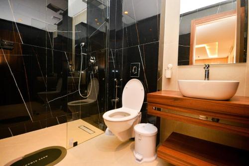a bathroom with a shower and a toilet and a sink at Atelier Aedes - Studio 15 in Maarif