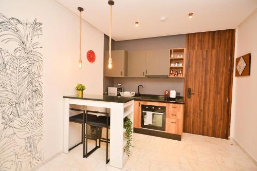 eine Küche mit Theke und Herd oberen Backofen in der Unterkunft Atelier Aedes - Studio 6 in Maarif