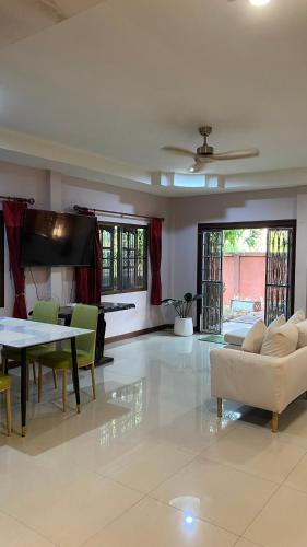 พื้นที่นั่งเล่นของ Coastal Lodge Bang saray