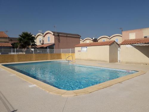une piscine au milieu d'un immeuble dans l'établissement Charmantes Ferienhäuschen in Strandnähe, à Gruissan